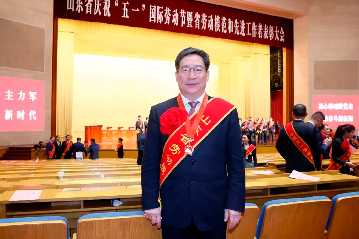 喜報(bào)！李永勝董事長(zhǎng)被授予“山東省勞動(dòng)模范”稱號(hào) 受省委、省政府表彰 (5)
